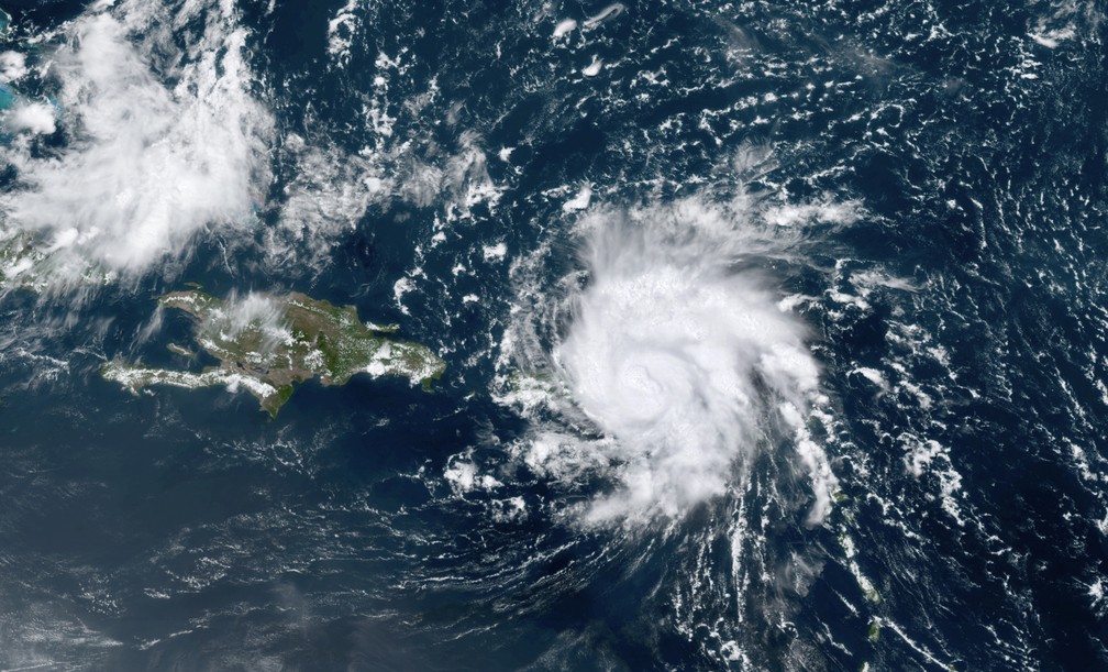 Imagem de satélite mostra momento em que furacão Dorain cruza as Ilhas Virgens, no Caribe — Foto: NOAA via AP