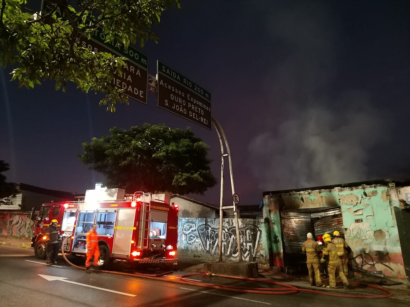 Incêndio destrói depósito de borracharia em Belo Horizonte 