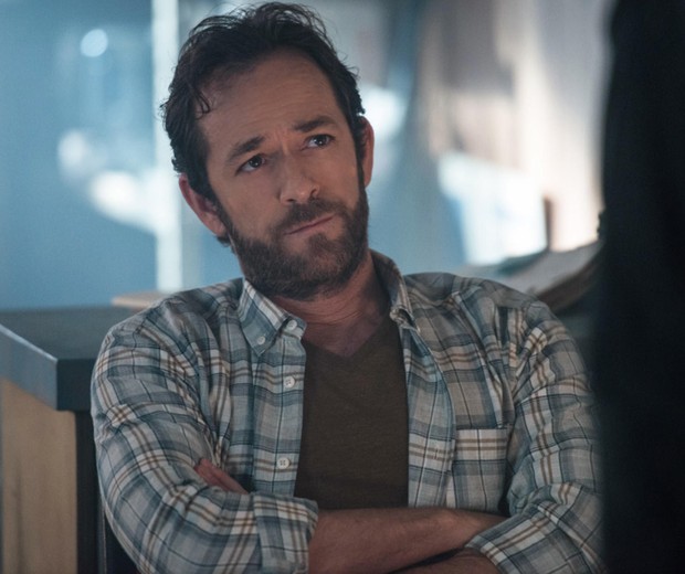 Riverdale -- &quot;Chapter Four: The Last Picture Show&quot; -- Image Number: RVD104b _0050.jpg -- Pictured: Luke Perry as Fred Andrews -- Photo: Diyah Pera/The CW -- Ã‚Â© 2017 The CW Network. All Rights Reserved (Foto: Diyah Pera/THE CW)