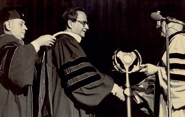 Eliseu Alves recebendo o título de doutor honoris causa da Purdue University, Indiana, nos Estados Unidos, em 1985 (Foto: Arquivo pessoal)