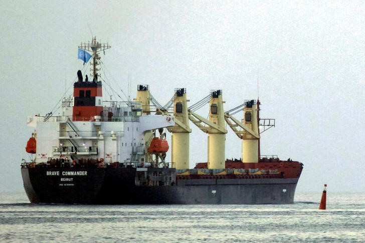 O graneleiro de bandeira libanesa Brave Commander deixa o porto marítimo de Pivdennyi com trigo para a Etiópia (Foto: REUTERS/Igor Tkachenko)