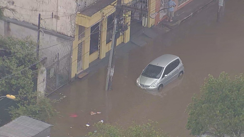 Chuva deixa carros embaixo d'água em São Caetano do Sul.  — Foto: Reprodução/ Tv Globo