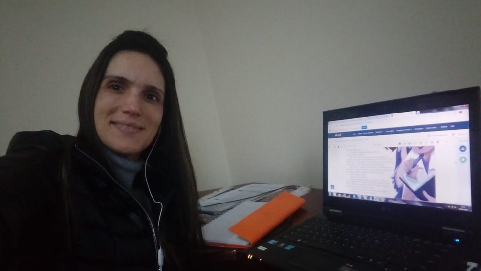 Professores dão aulas online em Poços de Caldas (MG) — Foto: Fernanda Junqueira Franco
