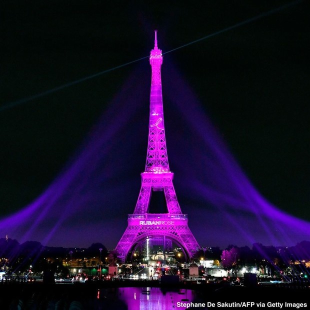 Torre Eiffel iluminada com as cores do Outubro Rosa (Foto: Divulgação )
