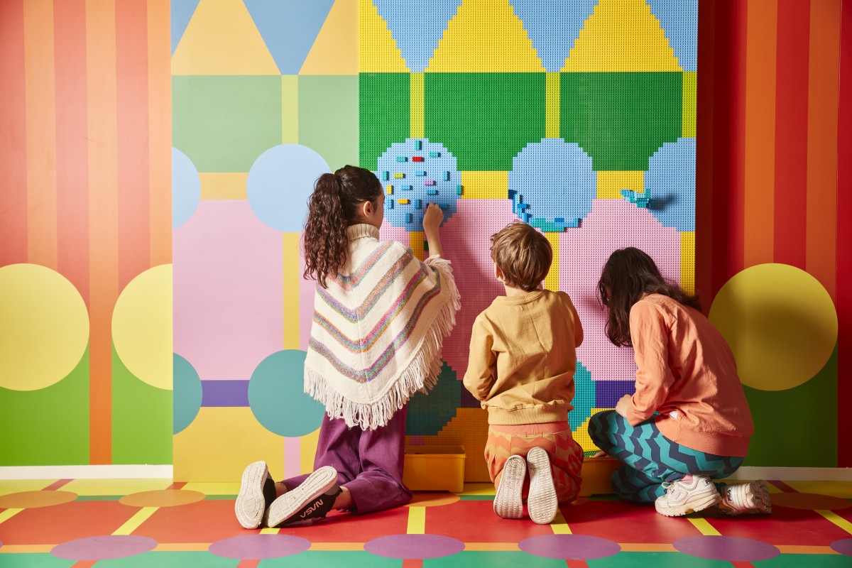Na foto, três crianças participam da experiência lúdica da LEGO (Foto: Grupo LEGO / Divulgação )