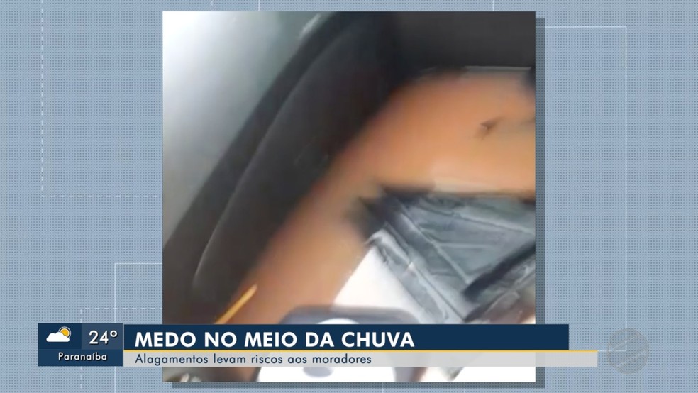 Água na altura do porta-luvas do carro onde estavam mãe e filho — Foto: Reprodução/TV Morena