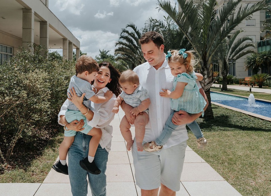 Sabrina Petraglia com o marido e os filhos