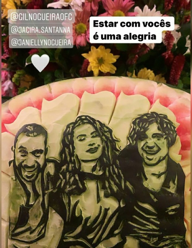 Rostos de Gil, Cristina Kartalian e Fiuk são esculpidos em melancia (Foto: Reprodução/Instagram)