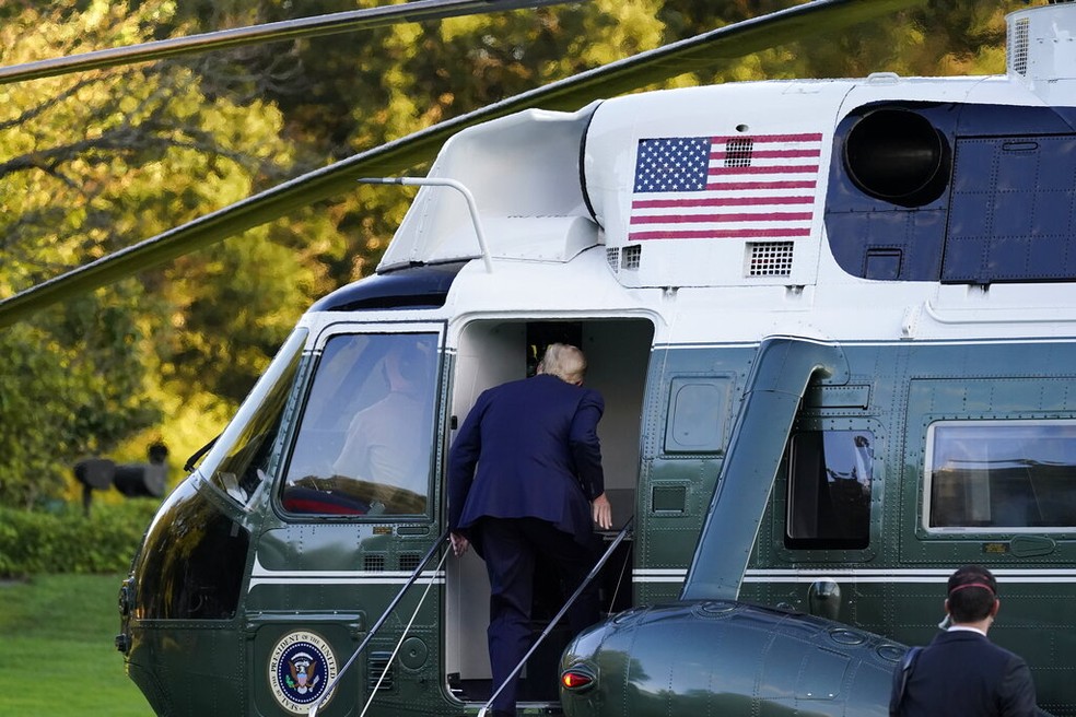 Donald Trump, com Covid-19, entra em helicóptero que o leva a hospital militar perto de Washington nesta sexta (2) — Foto: AP Photo/Alex Brandon