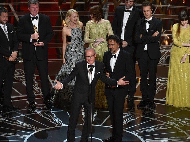 Michael Keaton agradece o Oscar de melhor filme a 'Birdman' (Foto: John Shearer/Invision/AP)