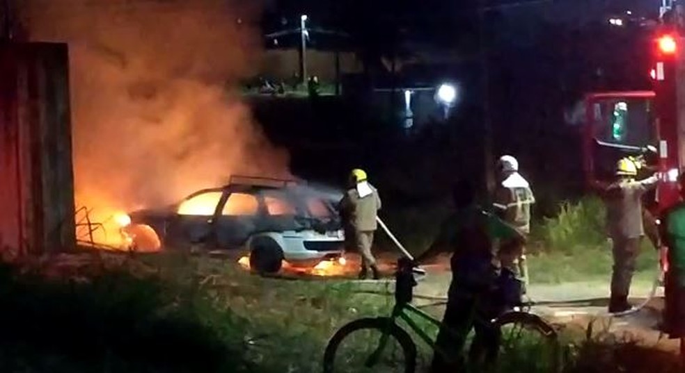 Incêndio em carro mobiliza bombeiros em Rio Branco na noite desta terça-feira (8) — Foto: Reprodução