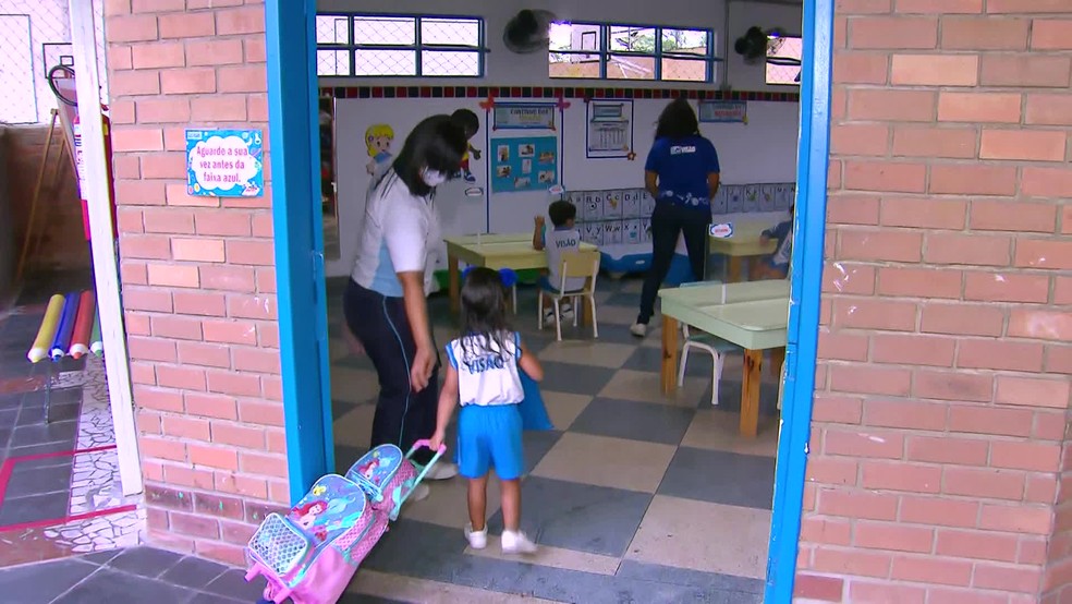 Estudantes chegam para aula em escola particular no Recife, em imagem de arquivo — Foto: Reprodução/TV Globo/Arquivo