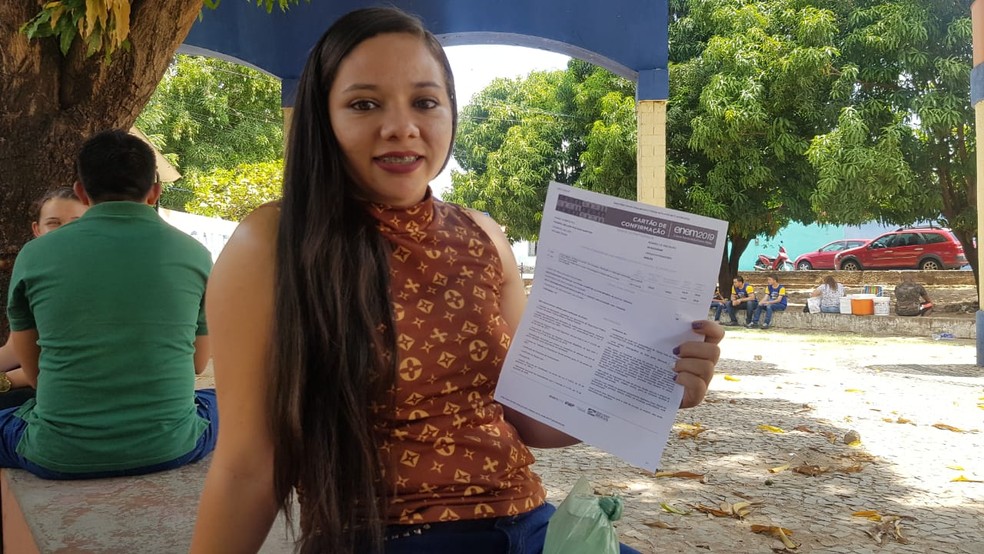 ENEM 2019 - DOMINGO (3) – TERESINA (PI) – Naiara Hellen Santos, 22 anos, não quis arriscar e chegou 3h antes para o primeiro dia do Enem, em Teresina — Foto: Josiel Martins / G1 PI