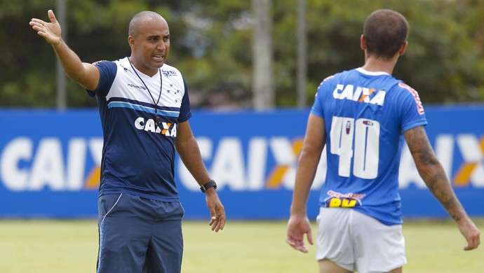 Sob calor de Dubai, Deivid define time para jogo que considera de risco