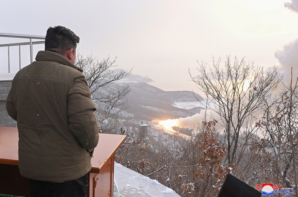 O líder norte-coreano Kim Jong Un orienta um teste de motor de combustível sólido de alto impulso como parte do desenvolvimento de uma nova arma estratégica — Foto: KCNA via REUTERS