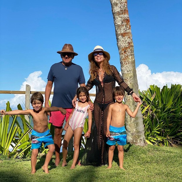 Galvão Bueno com a mulher, Desirée Soares, e os netos (Foto: Reprodução/Instagram)