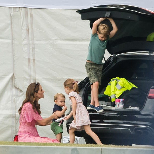 WOKINGHAM, ENGLAND - JULY 10: Catherine, Duchess of Cambridge, Prince Louis, Prince George and Princess Charlotte attend The King Power Royal Charity Polo Day at Billingbear Polo Club on July 10, 2019 in Wokingham, England. (Photo by Samir Hussein/WireIma (Foto: Samir Hussein/WireImage)
