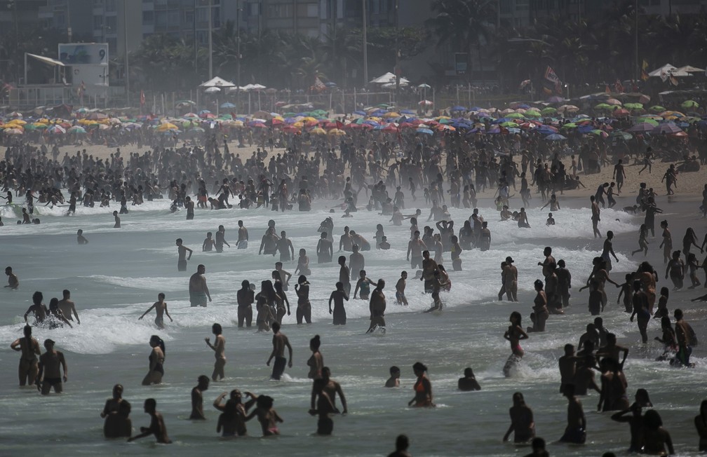 6 de setembro - Movimentação na Praia de Ipanema, no Rio de Janeiro — Foto: Bruna Prado/AP