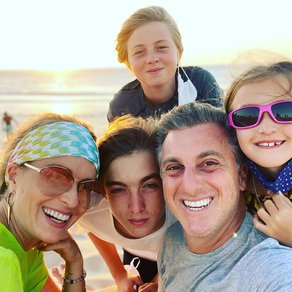 Angélica com Luciano e os filhos — Foto: Reprodução/Instagram