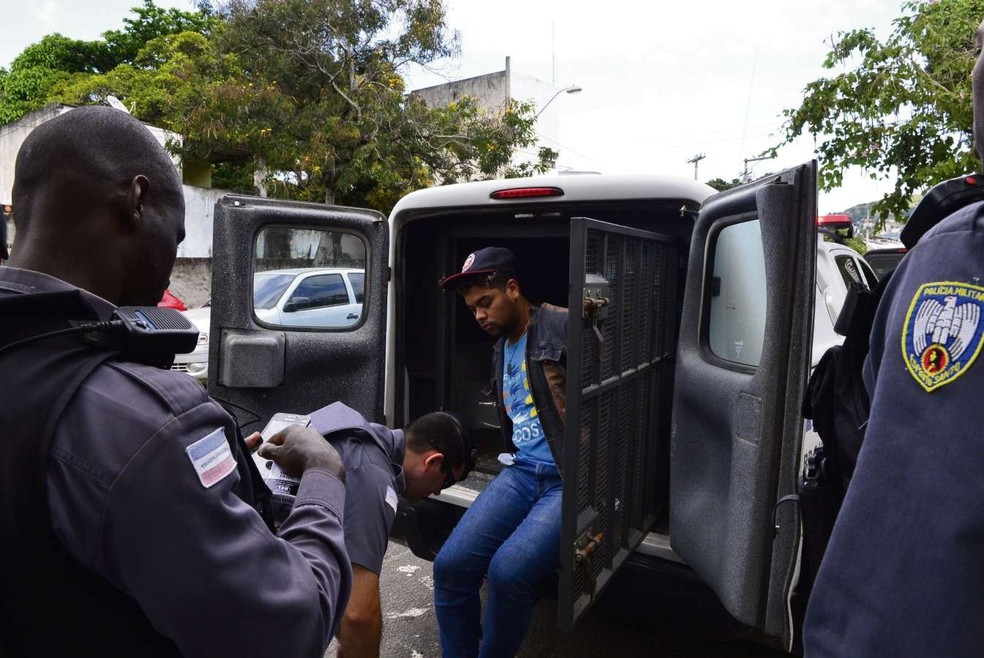 Suspeito foi detido em ônibus após cometer assaltos em Goiabeiras (Foto: Guilherme Ferrari/ A Gazeta)