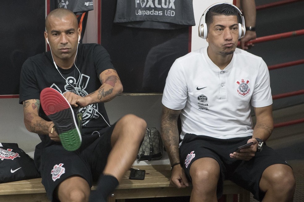 Ralf e Emerson Sheik, jogadores do Corinthians, no vestiário (Foto: Daniel Augusto Jr/Ag.Corinthians)
