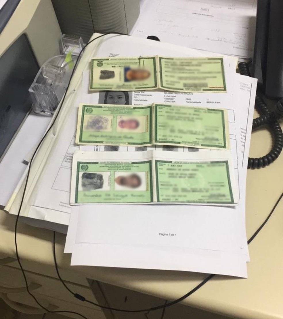 Suspeitos usavam documentos falsos para comprar móveis, em São José dos Pinhais, de acordo com a Polícia Civil — Foto: Divulgação/Polícia Civil