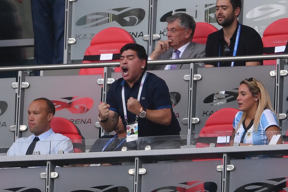 Maradona exaltado com o gol de Mercado (Foto: Laurence Griffiths/Getty Images)