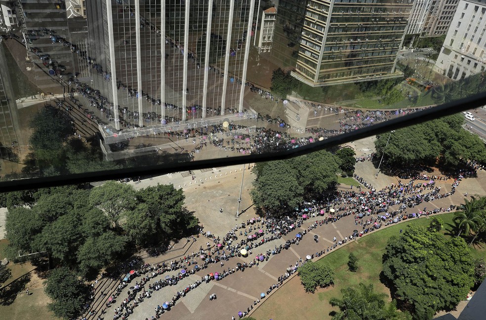 Desempregados fazem fila para feira de empregos no Vale do Anhangabaú, Centro de São Paulo. — Foto: André Penner/AP