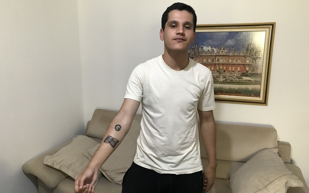 Kennedy Junio Sousa coleciona tatuagens que marcam momentos de sua vida — Foto: Vitor Santana/G1
