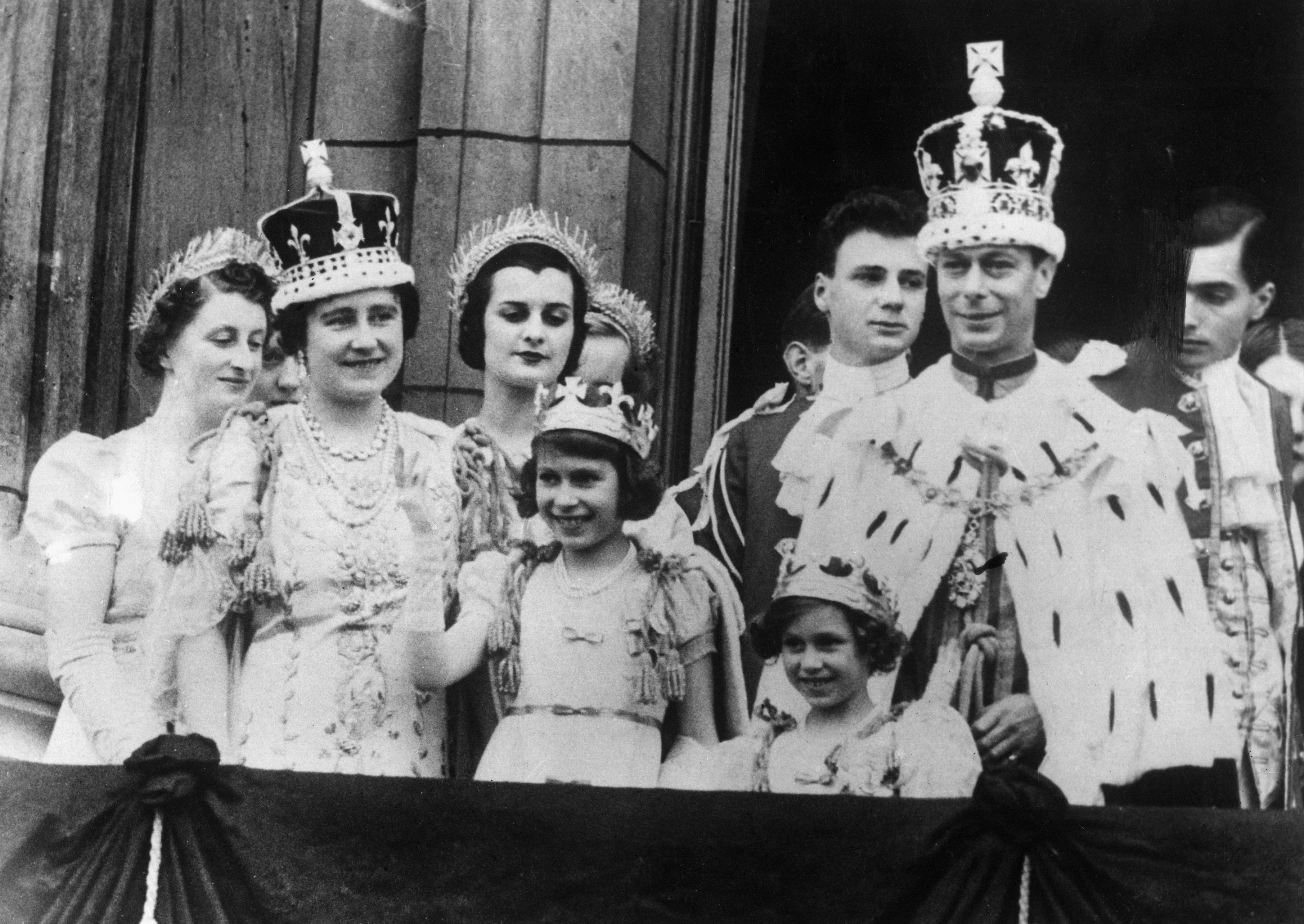 A Rainha Mãe usa a coroa com o diamante Koh-i-Noor na coroação ro Rei George VI em 1937 (Foto: getty)