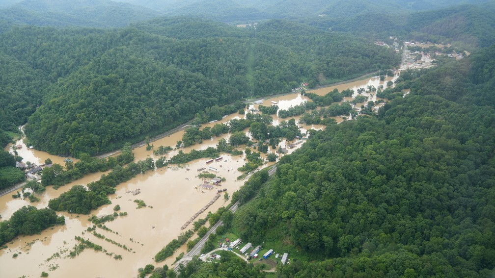 Imagem aérea mostra inundação no estado americano de Kentucky — Foto: Andy Beshear/Handout via REUTERS.