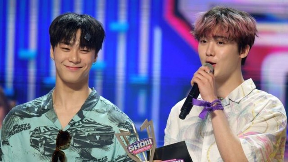 Moonbin, à esquerda, e Sanha no ano passado — Foto: Getty Images/via BBC