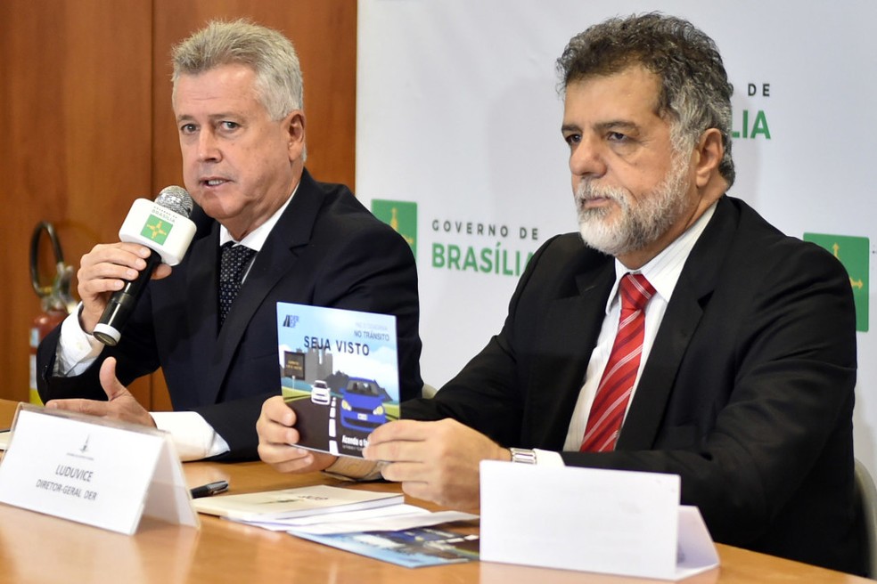 Governador do DF, Rodrigo Rollemberg, e diretor-geral do DER, Henrique Luduvice, durante entrevista em julho de 2017 (Foto: Andre Borges/Agência Brasília)