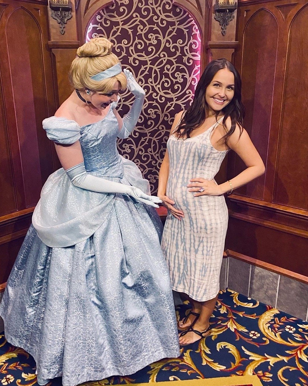 Atriz Camilla Luddington anuncia gravidez em foto com a princesa Cinderela  (Foto: Reprodução/ Instagram)