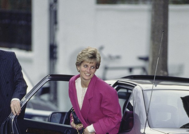 Foto de Princesa Diana chegando na escola de príncipe Harry