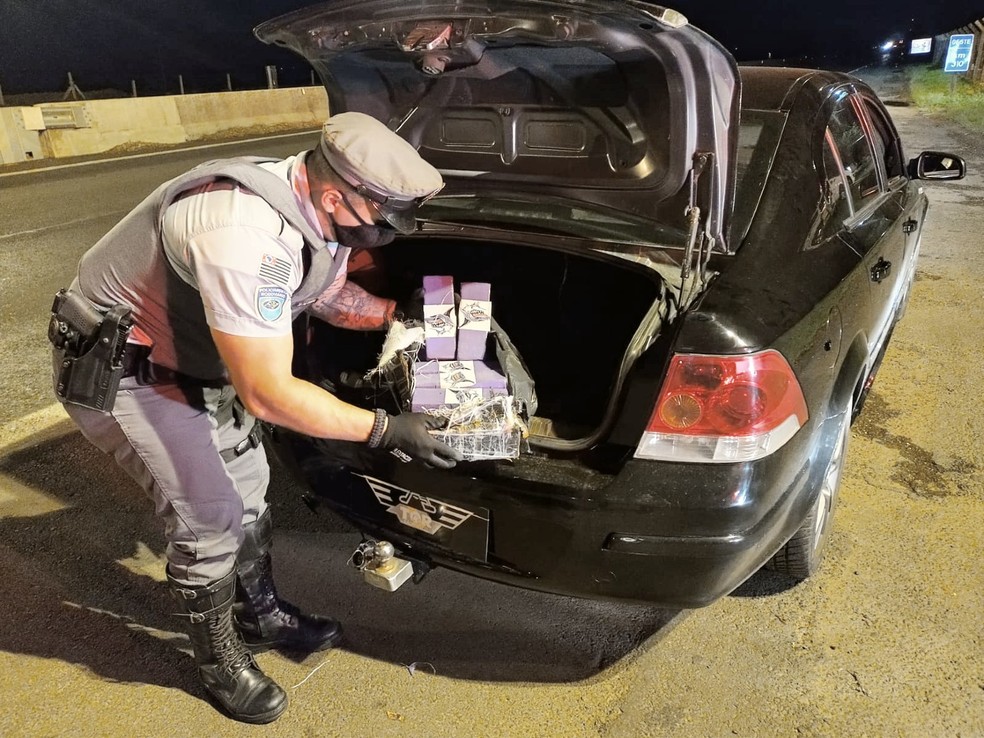 Droga estava escondida no porta-malas do carro, que tinha placas do Mercosul — Foto: Polícia Rodoviária/Divulgação