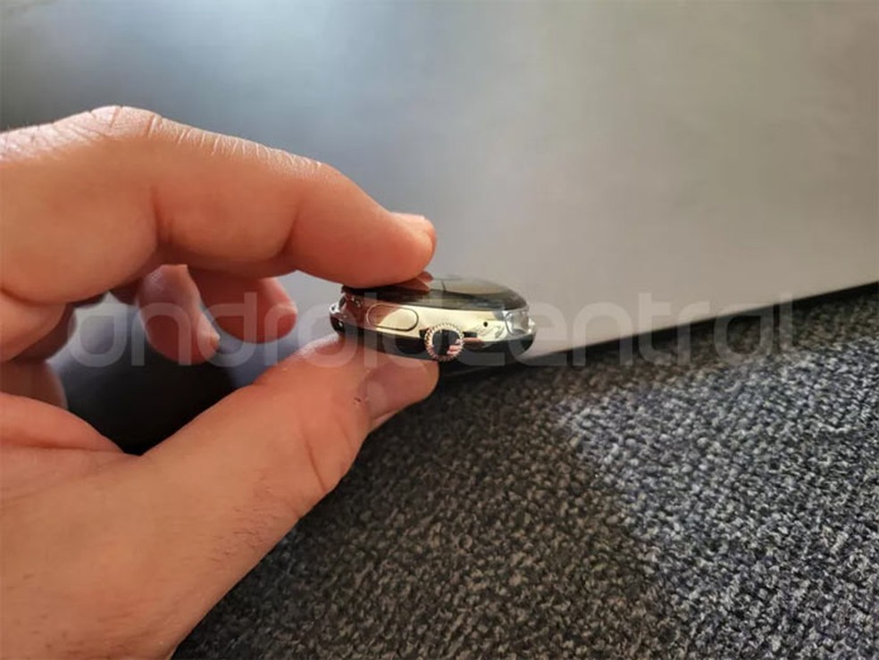 Foto indica que o smartwatch do Google terá apenas um botão além da coroa — Foto: Reprodução/Android Central