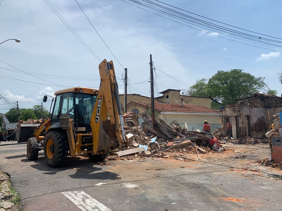 Equipes da Prefeitura de Vinhedo derrubaram partes comprometidas da casa com máquinas — Foto: Giuliano Tamura/EPTV