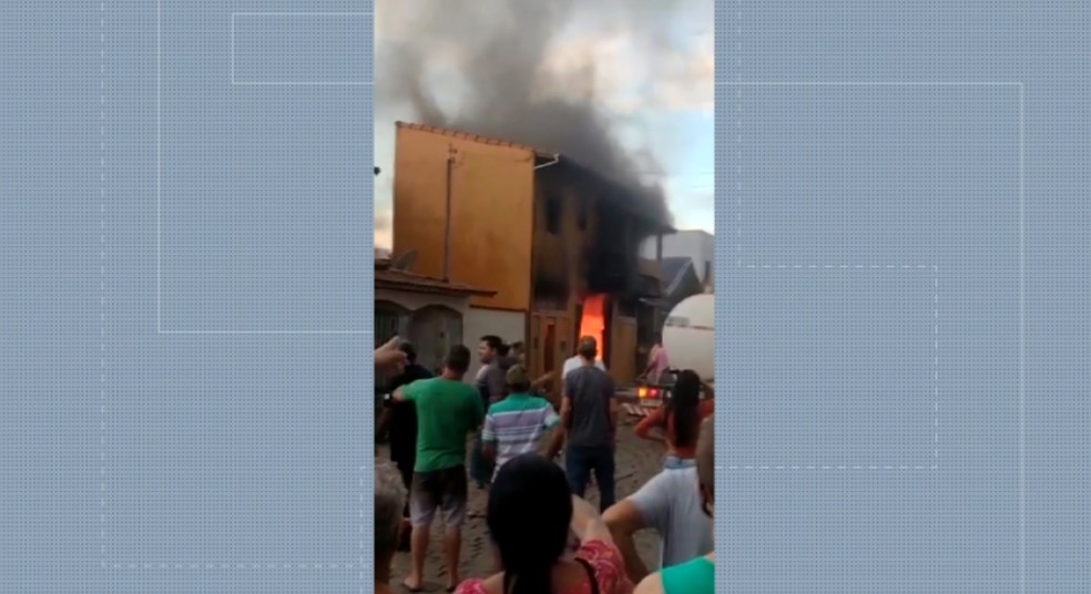 ‘Vaquinha’ arrecada R$ 30 mil para homem que teve casa destruída em incêndio em Santa Rita do Sapucaí — Foto: Reprodução/EPTV 