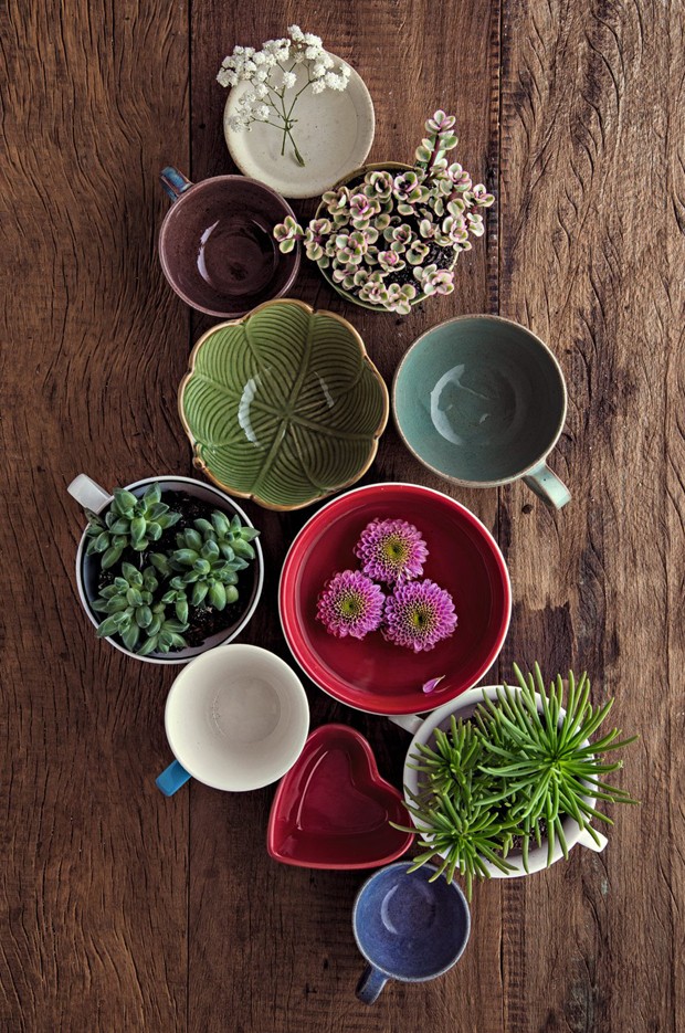 Junte bowls, xícaras e potinhos de cores e formatos diferentes, use flores-do-campo e suculentas e monte um centro de mesa sem igual (Foto: Elisa Correa / Editora Globo)