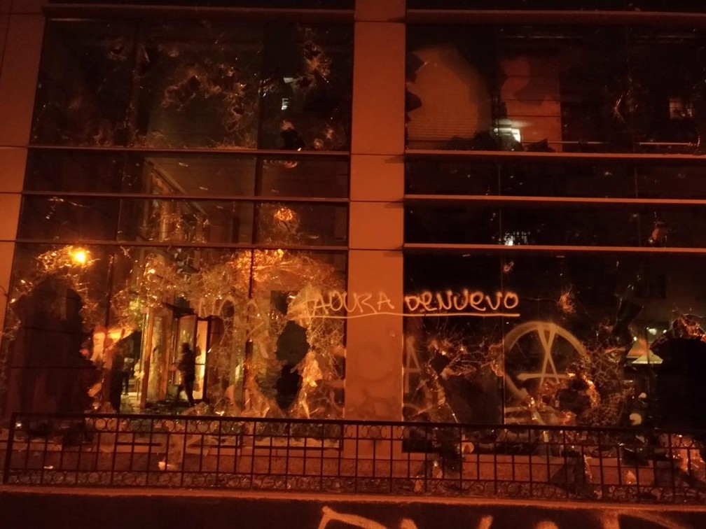 Fachada de prédio destruída na noite de sábado (19) em Santiago — Foto: Adriane Schultz/G1