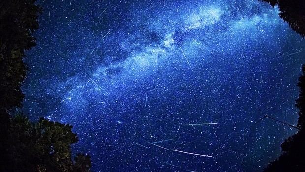 O número de estrelas cadentes por hora aumenta durante o pico do fenômeno (Foto: Istock via BBC)