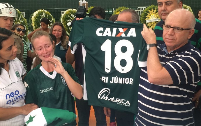 Camiseta com o nome de Ari Júnior é entregue à mulher do cinegrafista em Goiânia, Goiás (Foto: Fernando Vasconcelos/ GloboEsporte.com)