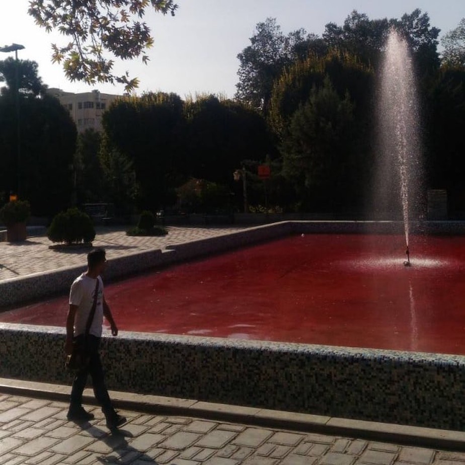 Artista desconhecido tingiu de vermelho as águas de fontes do Teraã, capital do país, em alusão à morte da jovem