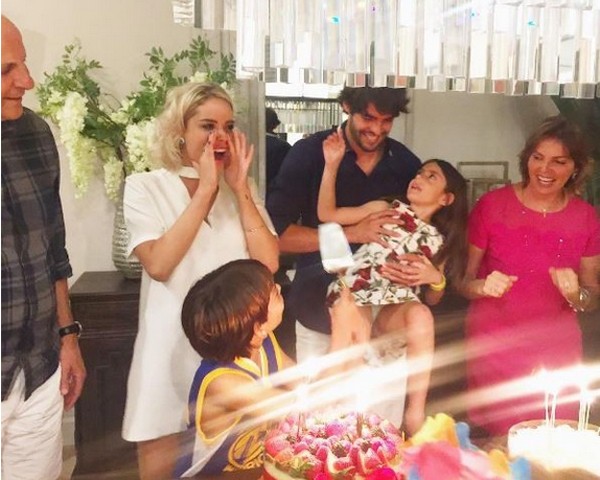 O jogador Kaká comemora o aniversário com a namorada, a família e os filhos Isabella e Luca (Foto: Reprodução Instagram)