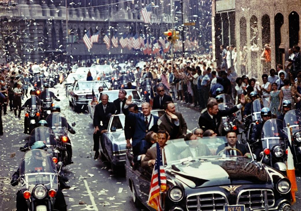 A cidade de Nova York recebe tripulantes da Apollo 11 no cruzamento da Broadway com a Park Avenue, em um desfile denominado como o maior da história da cidade até então (Foto: NASA)