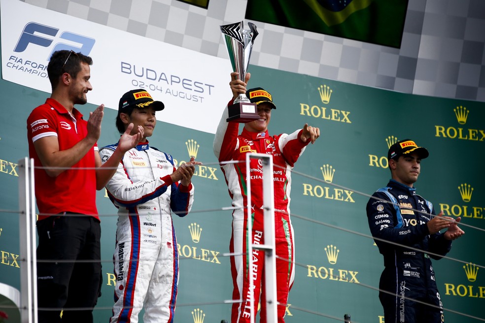 Mick Schumacher ergue o troféu de sua primeira vitória na F2 — Foto: Divulgação