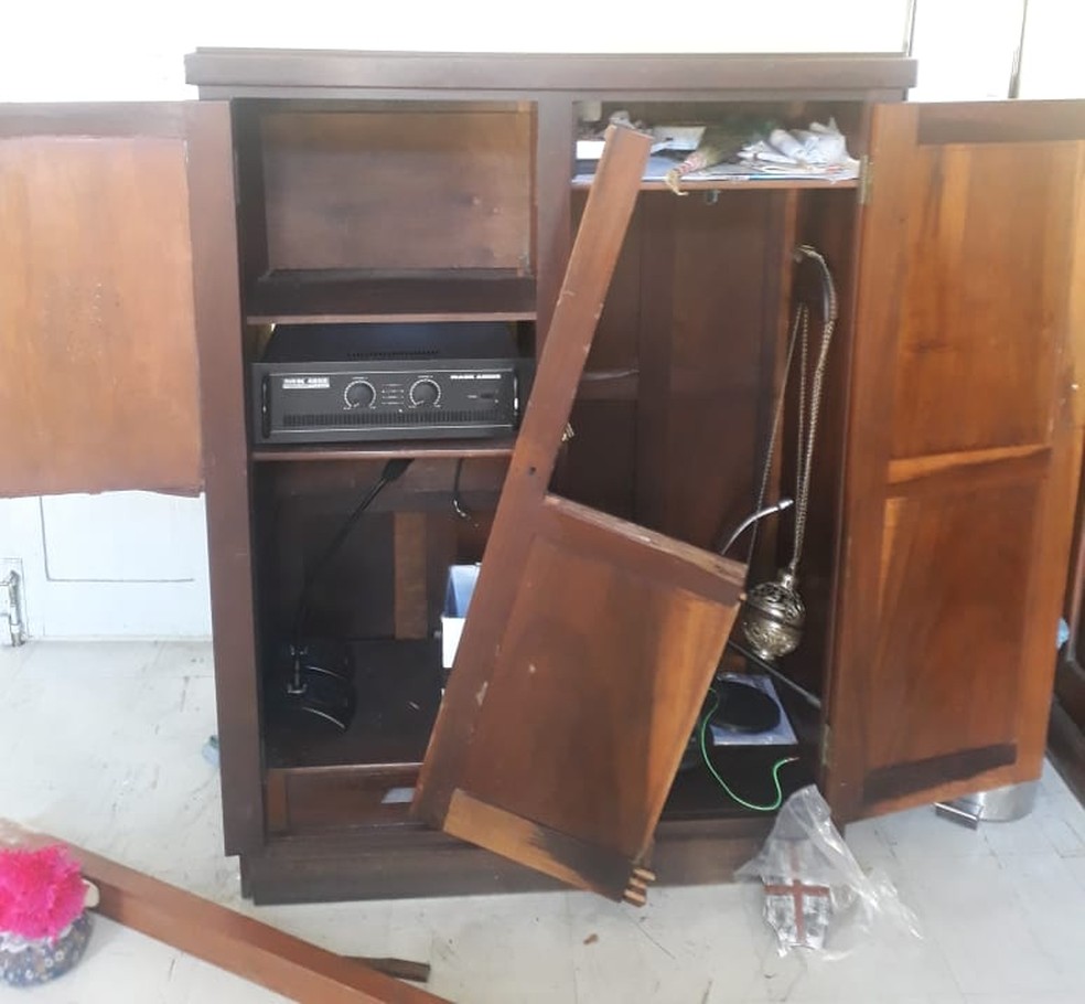 Móvel onde ficava mesa de som furtada da Igreja dos Martírios, no centro de Maceió, foi quebrado (Foto: Pascom/Paróquia Nossa Senhora do Bom Parto)