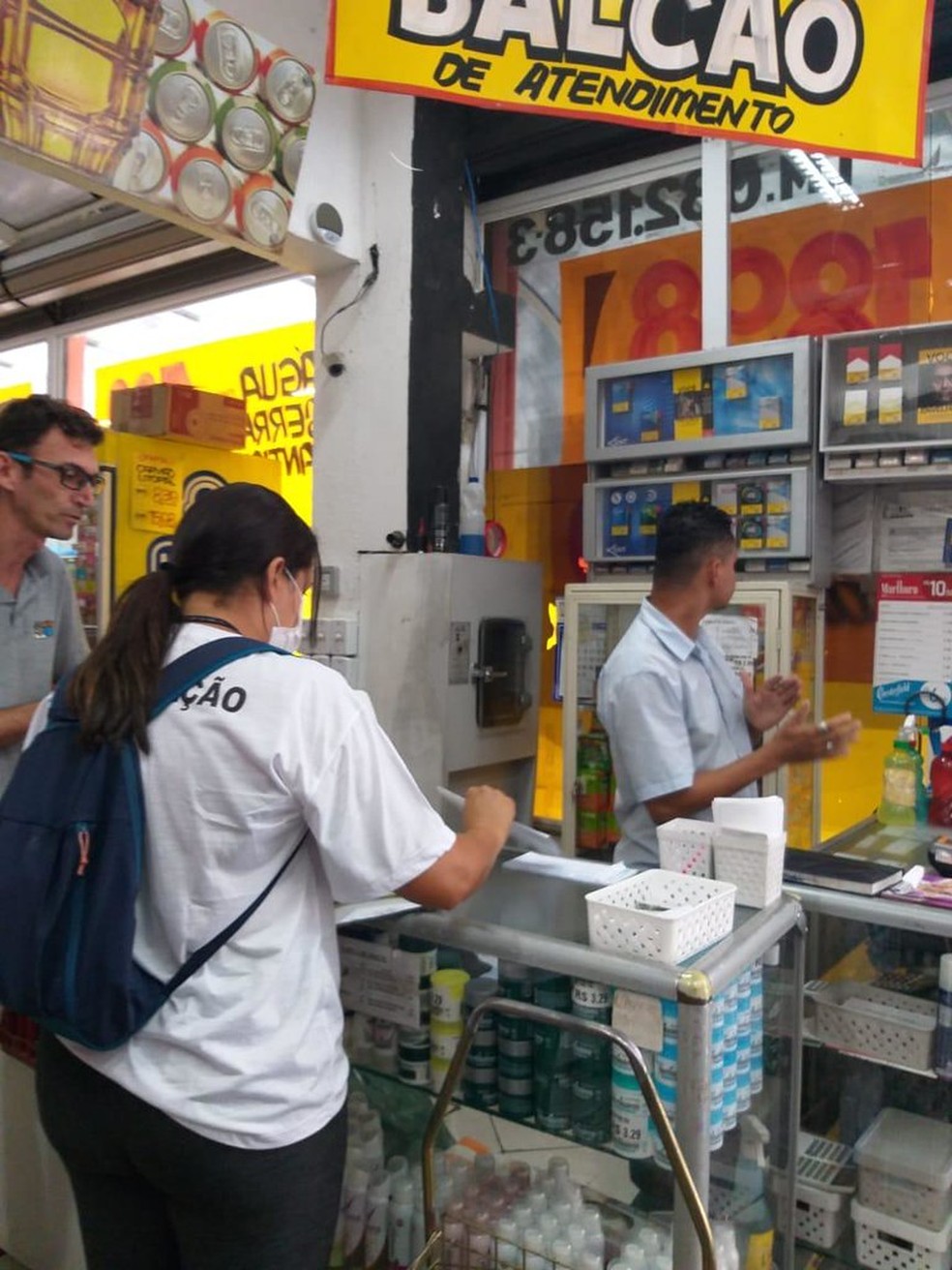Fiscais passam por comércios em Guarujá (SP) — Foto: Divulgação/ Prefeitura de Guarujá