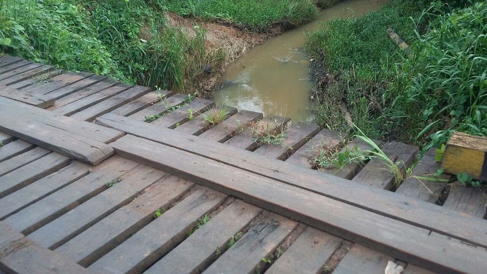 Agricultor afirma que ponte não tem nenhuma segurança e teme acidente com crianças com início do ano letivo (Foto: Aldo França/Rede Amazônica Acre )